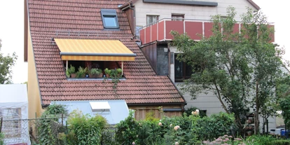 Monteurwohnung - Badezimmer: eigenes Bad - Reutlingen - Die große Terrasse mit überdachter Raucherecke im 2. OG gehört zu der FeWo - Ferienwohnung Pliezhausen