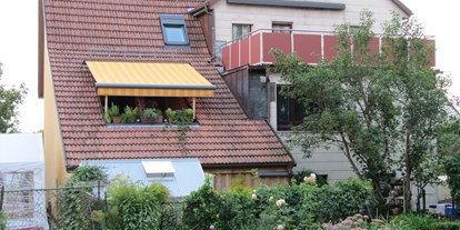 Monteurwohnung - Zimmertyp: Doppelzimmer - Region Schwaben - Die große Terrasse mit überdachter Raucherecke im 2. OG gehört zu der FeWo - Ferienwohnung Pliezhausen