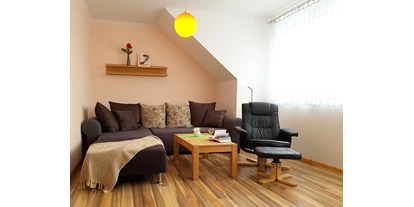 Monteurwohnung - Bettwäsche: Bettwäsche gegen Gebühr - Deutschland - Wohnzimmer mit Schlafsofa (1,70m für 1-2 Personen)  - Haus Ganzlin bei Plau am See