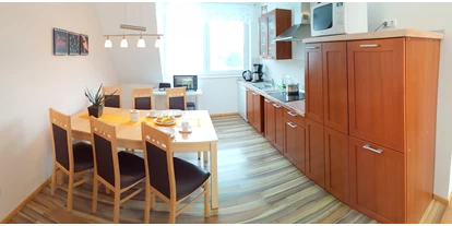 Monteurwohnung - Bettwäsche: Bettwäsche gegen Gebühr - Deutschland - Offene Küche mit Essplatz für 6 Personen - Haus Ganzlin bei Plau am See