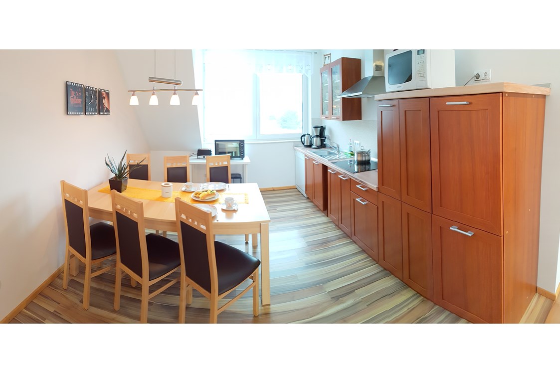 Monteurzimmer: Offene Küche mit Essplatz für 6 Personen - Haus Ganzlin bei Plau am See