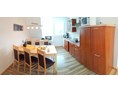 Monteurzimmer: Offene Küche mit Essplatz für 6 Personen - Haus Ganzlin bei Plau am See