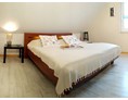 Monteurzimmer: Schlafzimmer mit Doppelbett und Kleiderschrank - Haus Ganzlin bei Plau am See