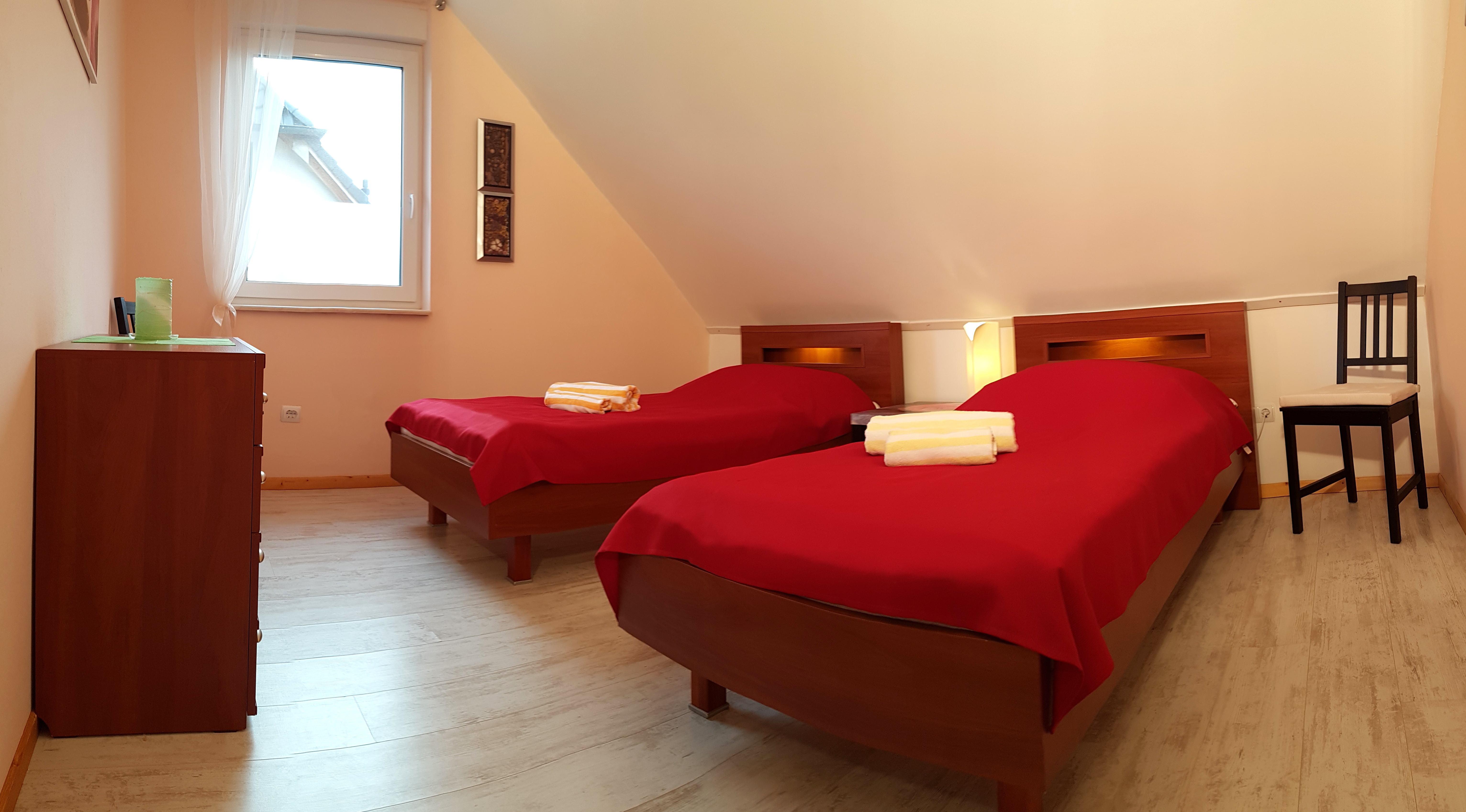 Monteurzimmer: Schlafzimmer mit 2 Einzelbetten, Kommode und TV - Haus Ganzlin bei Plau am See