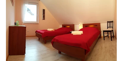 Monteurwohnung - Bettwäsche: Bettwäsche gegen Gebühr - Deutschland - Schlafzimmer mit 2 Einzelbetten, Kommode und TV - Haus Ganzlin bei Plau am See