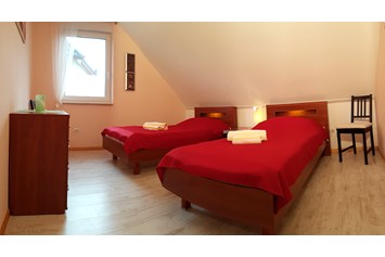 Monteurzimmer: Schlafzimmer mit 2 Einzelbetten, Kommode und TV - Haus Ganzlin bei Plau am See