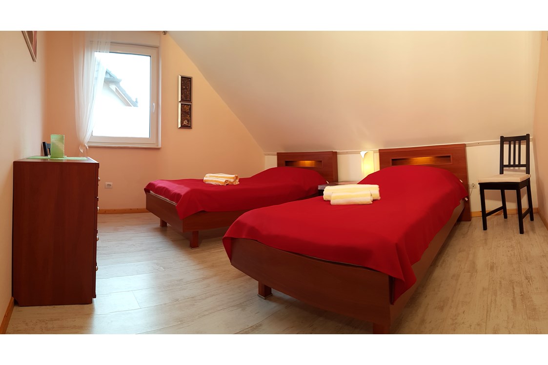 Monteurzimmer: Schlafzimmer mit 2 Einzelbetten, Kommode und TV - Haus Ganzlin bei Plau am See