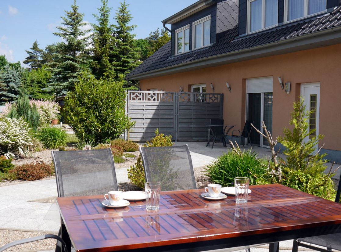 Monteurzimmer: Ihre private Terrasse mit Blick auf den schönen Vorgarten und unser Haus. - Haus Ganzlin bei Plau am See