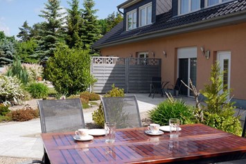 Monteurzimmer: Ihre private Terrasse mit Blick auf den schönen Vorgarten und unser Haus. - Haus Ganzlin bei Plau am See