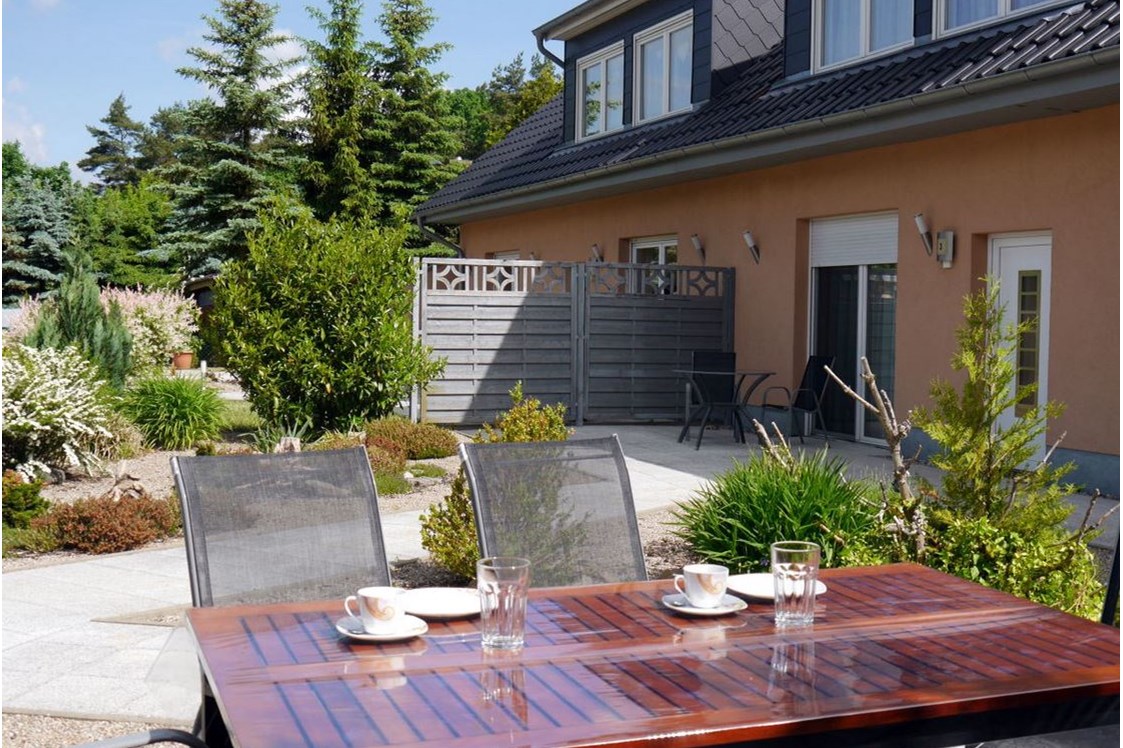 Monteurzimmer: Ihre private Terrasse mit Blick auf den schönen Vorgarten und unser Haus. - Haus Ganzlin bei Plau am See