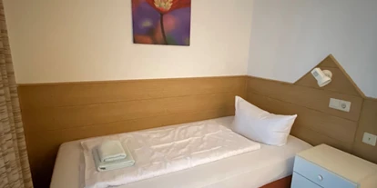 Monteurwohnung - Balkon - Deutschland - Einzelbett mit Nachttisch - David Fröse