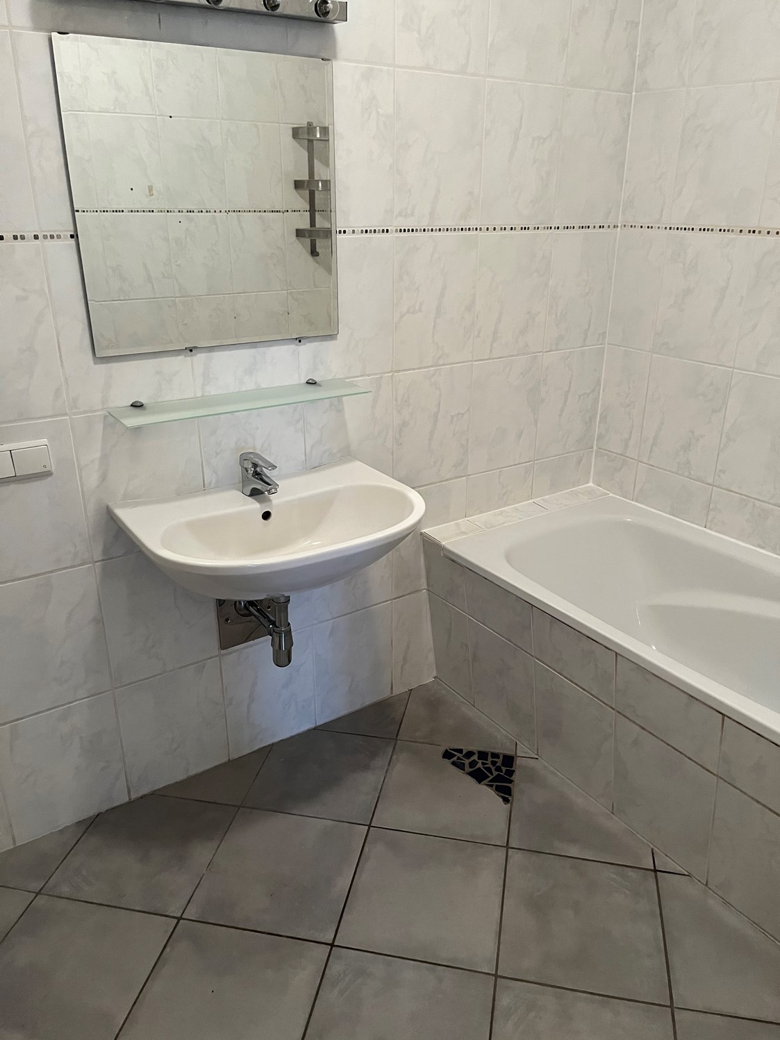 Monteurzimmer: Badezimmer mit Waschbecken und Badewanne in der Monteurunterkunft in Dobl-Zwaring. - Azra Sinanovic