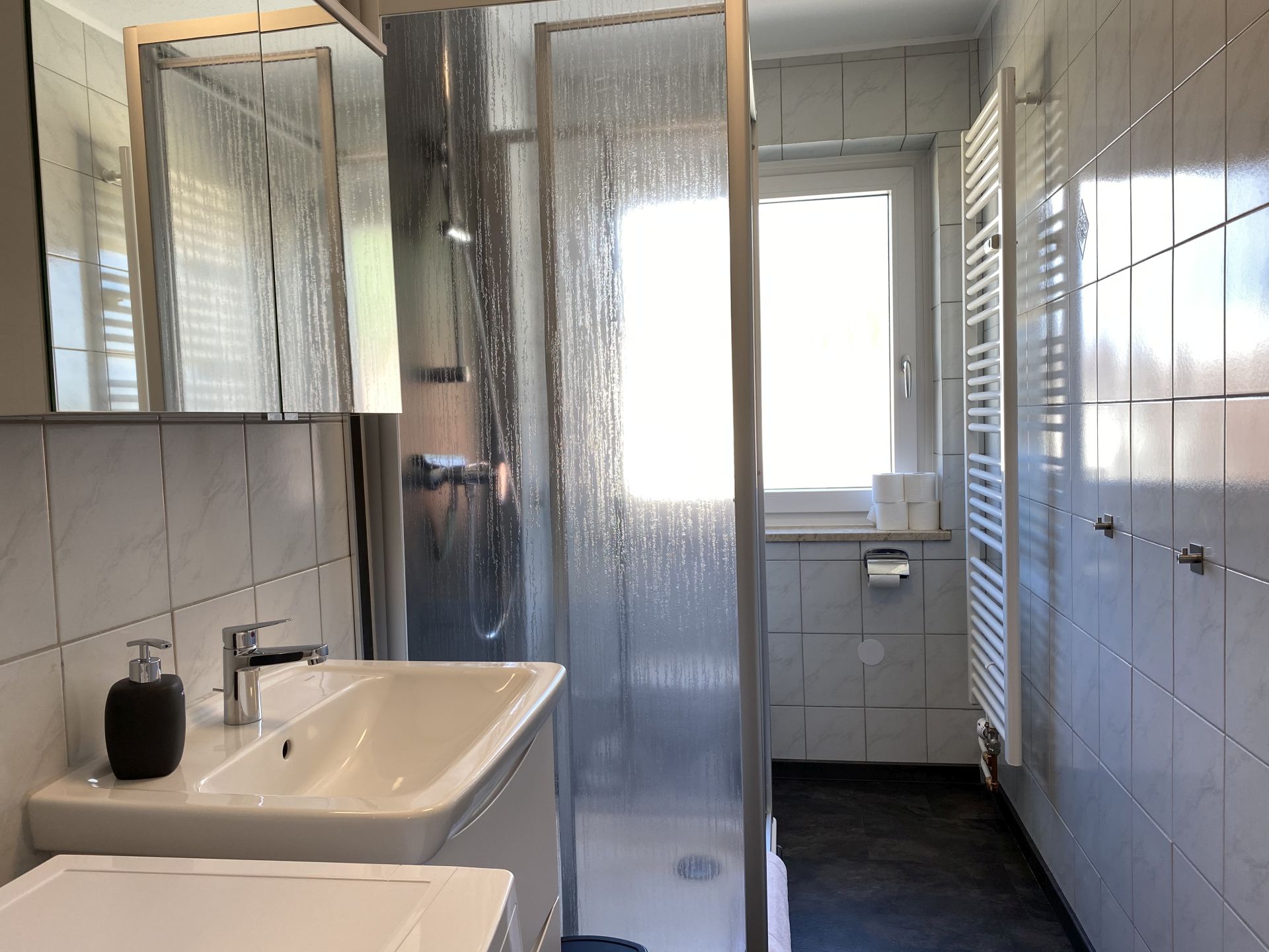 Monteurwohnung - Schwandorf - Badezimmer - Moderne Monteurwohnung mit Balkon (SAD151)