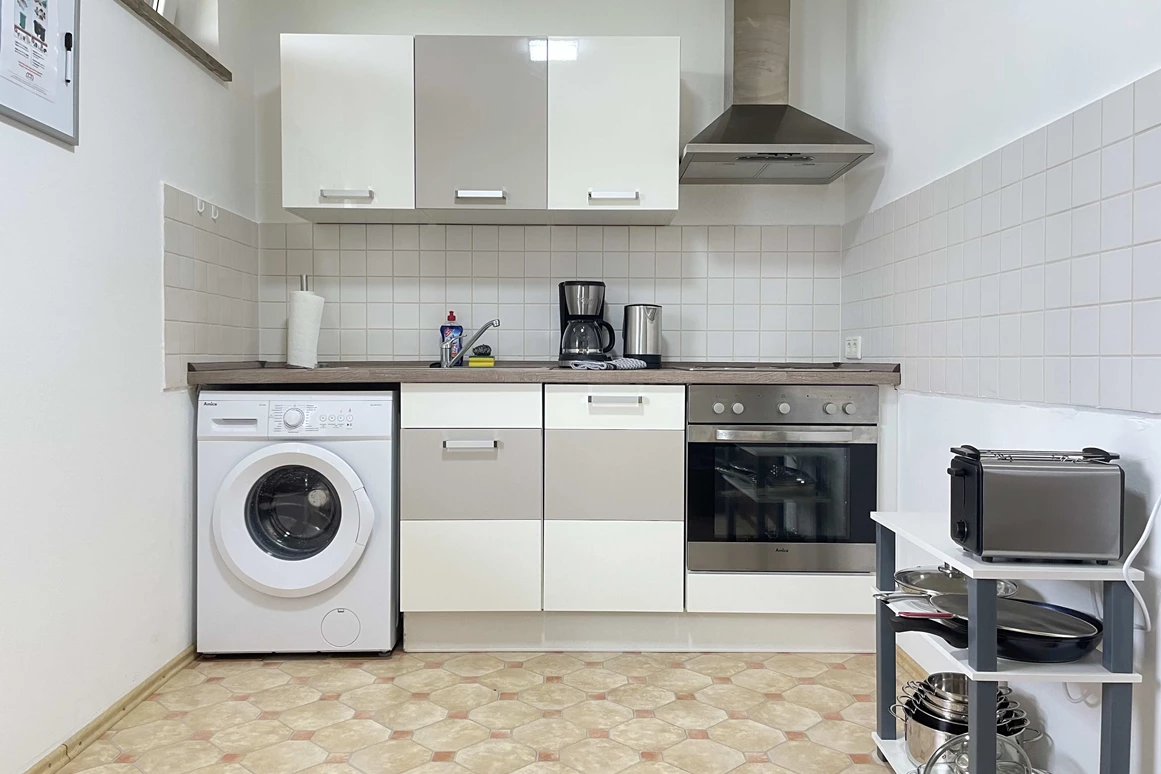 Monteurzimmer: Küche - Gut geschnittene Monteurwohnung mit Balkon (SAD161)