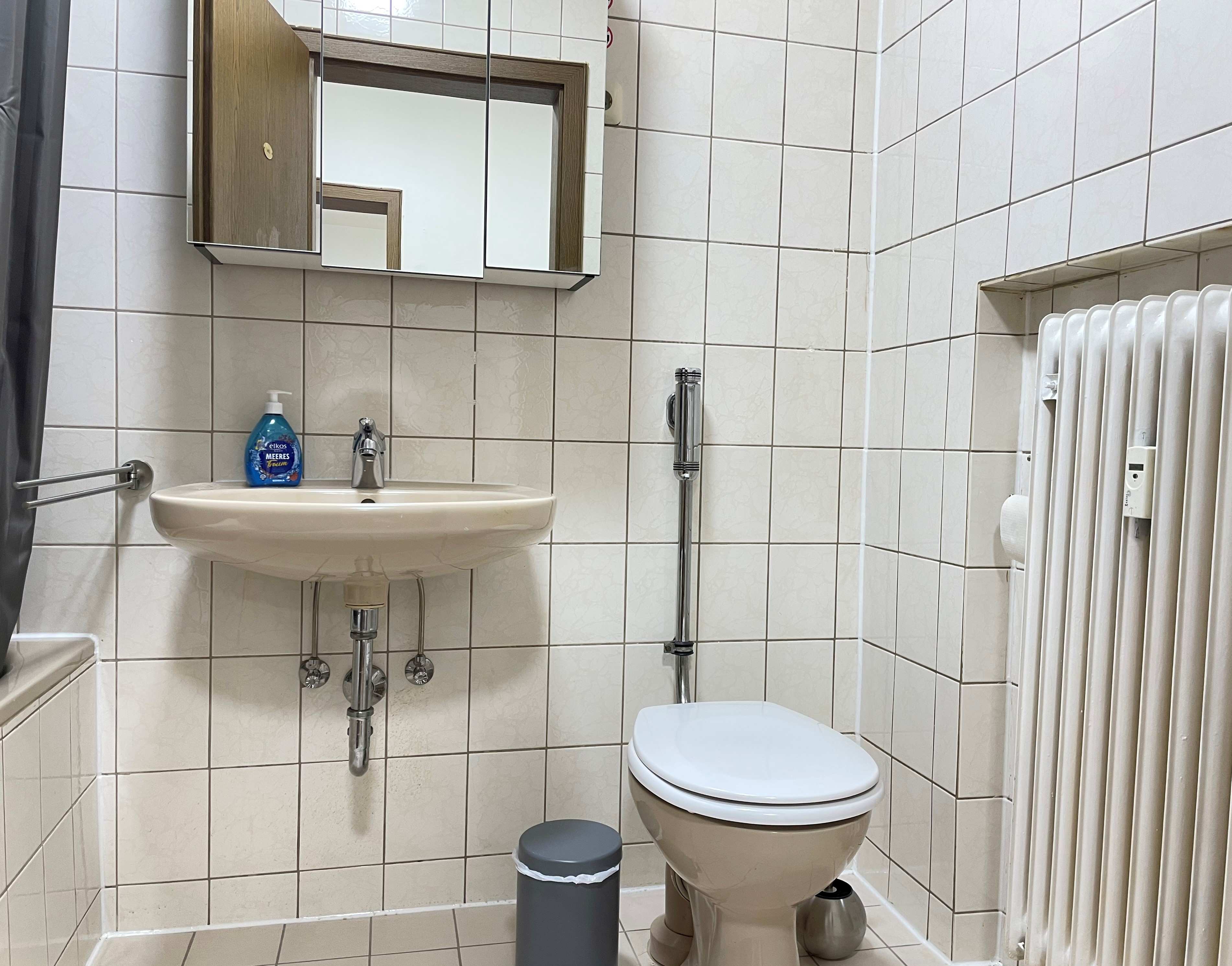 Monteurwohnung - Schwandorf - Badezimmer - Gut geschnittene Monteurwohnung mit Balkon (SAD161)