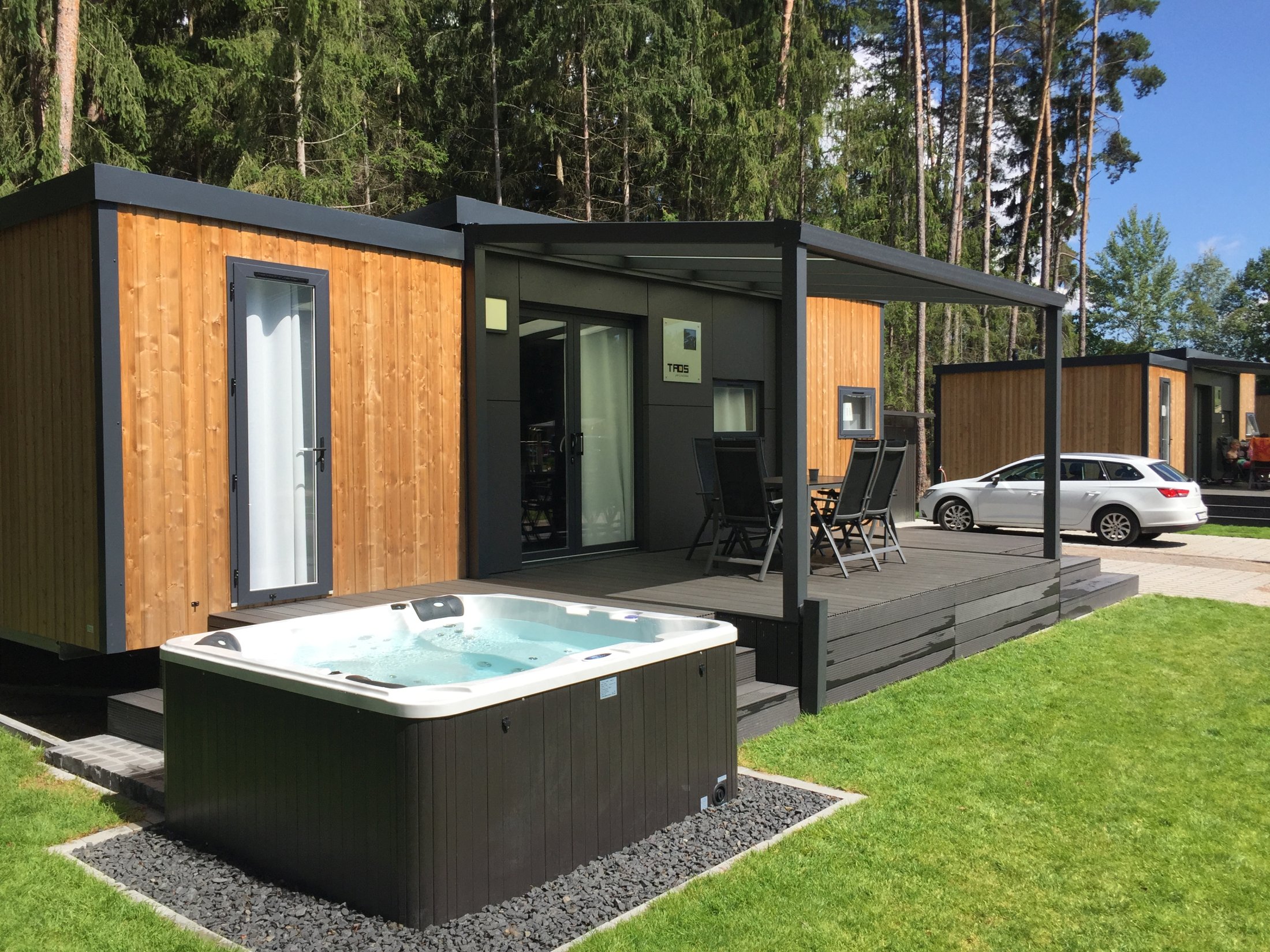 Monteurwohnung - Einzelbetten - Bayern - Außenansicht Mobilheim mit Whirlpool - Komfortables Mobilheim am See mit Whirlpool (WA101)