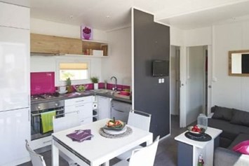 Monteurzimmer: Küche, Essbereich - Komfortables Mobilheim am See mit Whirlpool (WA101)