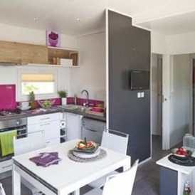 Monteurzimmer: Küche, Essbereich - Komfortables Mobilheim am See mit Whirlpool (WA101)