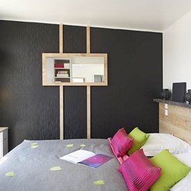 Monteurzimmer: Schlafzimmer - Komfortables Mobilheim am See mit Whirlpool (WA101)