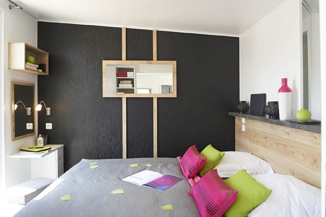 Monteurzimmer: Schlafzimmer - Komfortables Mobilheim am See mit Whirlpool (WA101)