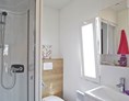 Monteurzimmer: Badezimmer - Komfortables Mobilheim am See mit Whirlpool (WA101)