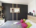 Monteurzimmer: Schlafzimmer - Smartes Mobilheim am See mit Whirlpool (WA102)