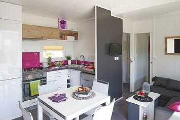 Monteurzimmer: Küche, Essbereich - Smartes Mobilheim am See mit Whirlpool (WA102)