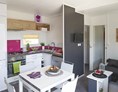 Monteurzimmer: Küche, Essbereich - Smartes Mobilheim am See mit Whirlpool (WA102)