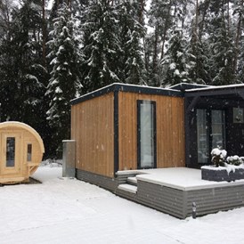 Monteurzimmer: Außenansicht Mobilheim + Sauna - Modernes Mobilheim mit Fass-Sauna und Whirlpool (WA104)