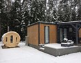 Monteurzimmer: Außenansicht Mobilheim + Sauna - Modernes Mobilheim mit Fass-Sauna und Whirlpool (WA104)