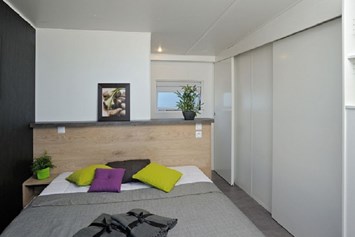 Monteurzimmer: Zimmeransicht - Modernes Mobilheim mit Fass-Sauna und Whirlpool (WA104)