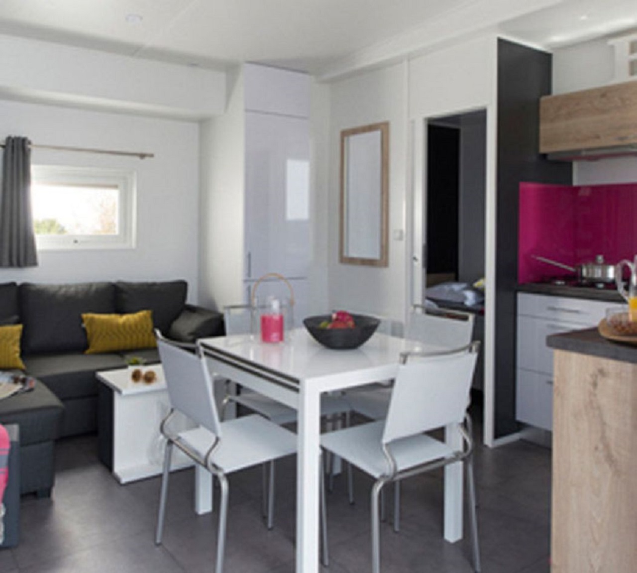 Monteurwohnung - Schwandorf - Essbereich, Wohnbereich - Modernes Mobilheim mit Fass-Sauna und Whirlpool (WA104)