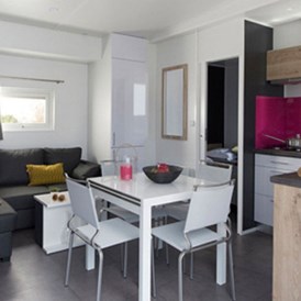 Monteurzimmer: Essbereich, Wohnbereich - Modernes Mobilheim mit Fass-Sauna und Whirlpool (WA104)