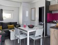 Monteurzimmer: Essbereich, Wohnbereich - Modernes Mobilheim mit Fass-Sauna und Whirlpool (WA104)
