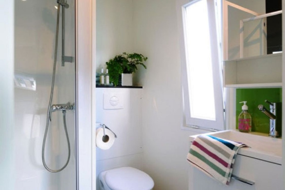 Monteurzimmer: Badezimmer - Modernes Mobilheim mit Fass-Sauna und Whirlpool (WA104)