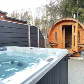 Monteurzimmer: Whirlpool - Modernes Mobilheim mit Fass-Sauna und Whirlpool (WA104)