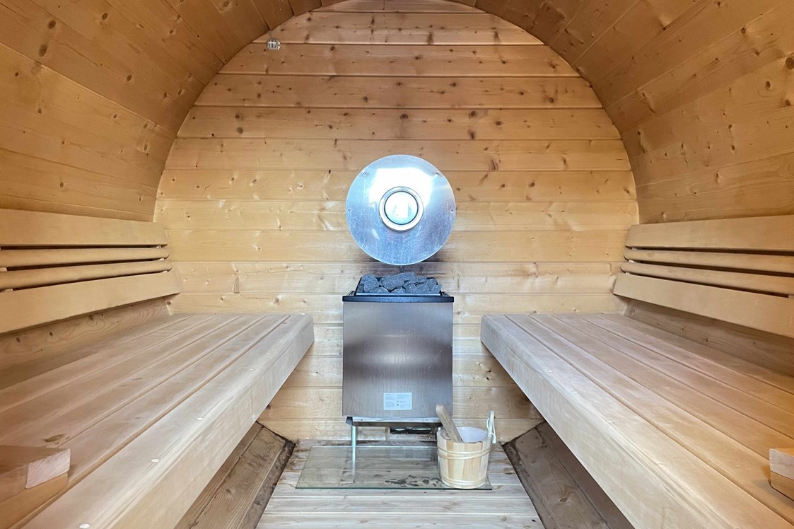 Monteurzimmer: Sauna (innen) - Modernes Mobilheim mit Fass-Sauna und Whirlpool (WA104)