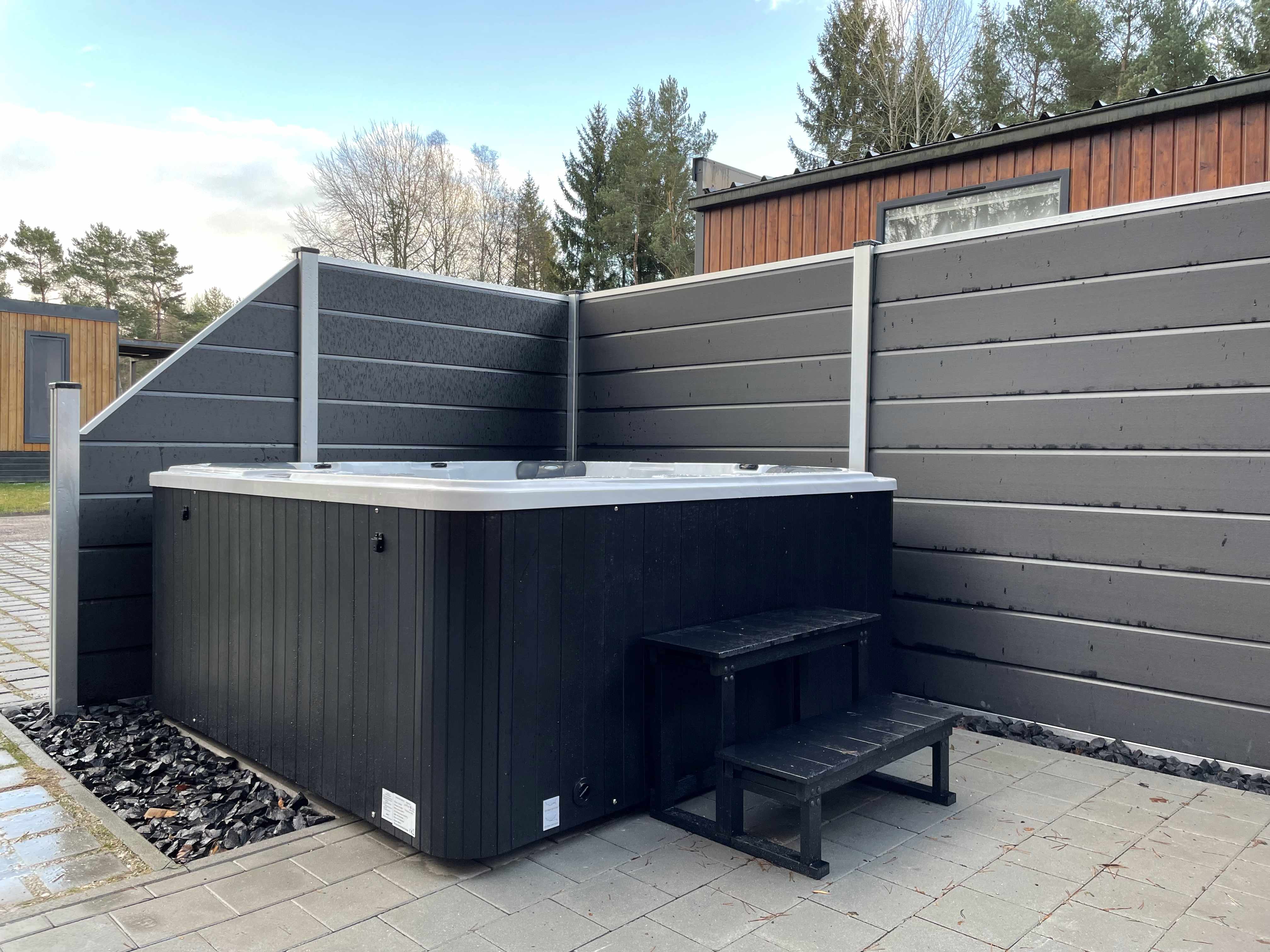 Monteurzimmer: Whirlpool - Modernes Mobilheim mit Fass-Sauna und Whirlpool (WA104)