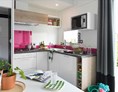 Monteurzimmer: Küche, Essbereich - Gemütliches Mobilheim am See (WA105)