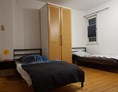 Monteurzimmer: Neue Betten und Matratzen und Bettzeug. - Beata Holz