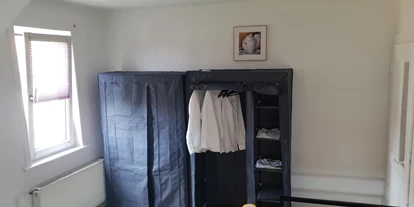 Monteurwohnung - Northeim - Kleiderschrank - Beata Holz