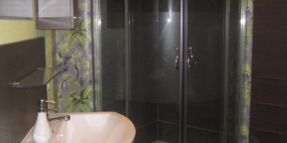 Monteurwohnung - Waschmaschine - Oberlausitz - Badezimmer mit Dusche - FeWo Am Heidrian