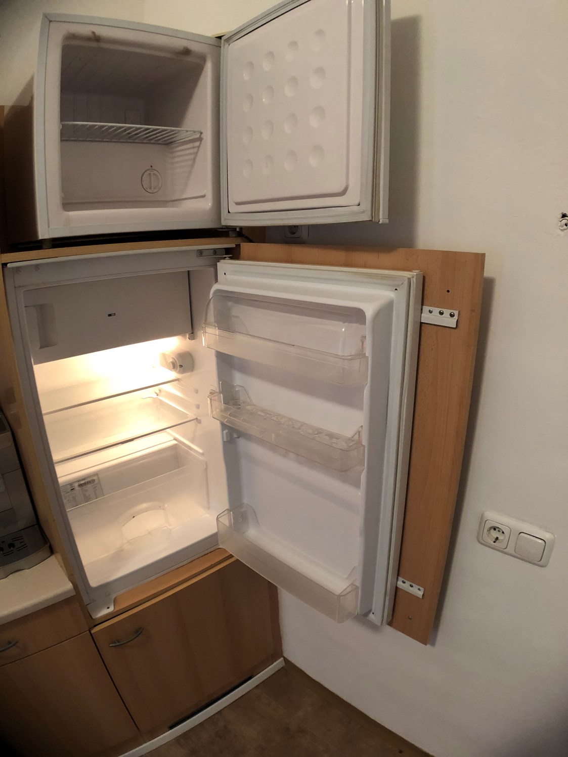Monteurzimmer: Kühlschrank und Gefrierschrank der Arbeiterwohnung in Graz. - Monteurzimmer/Monteurwohnung in Graz