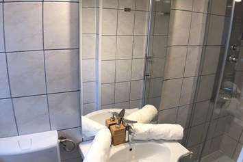 Monteurzimmer: Helles Badezimmer mit Dusche der Monteurwohnung in Graz. - Monteurzimmer/Monteurwohnung in Graz