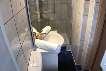 Monteurzimmer: Badezimmer mit WC in der Monteurwohnung in Graz. - Monteurzimmer/Monteurwohnung in Graz