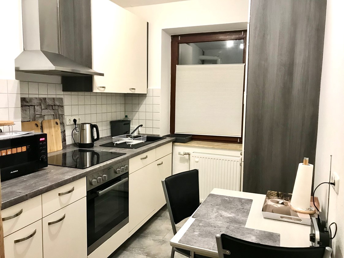 Monteurzimmer: Küche mit Vollausstattung, fully equipped kitchen - Top Wohnungen möbliert in Mönchengladbach, Viersen, Krefeld