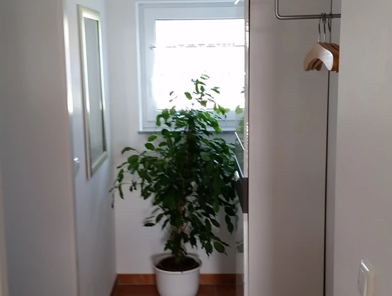 Monteurzimmer: Flur mit Garderobe Wohnung DG - Ferienwohnung Hahn in Fulda