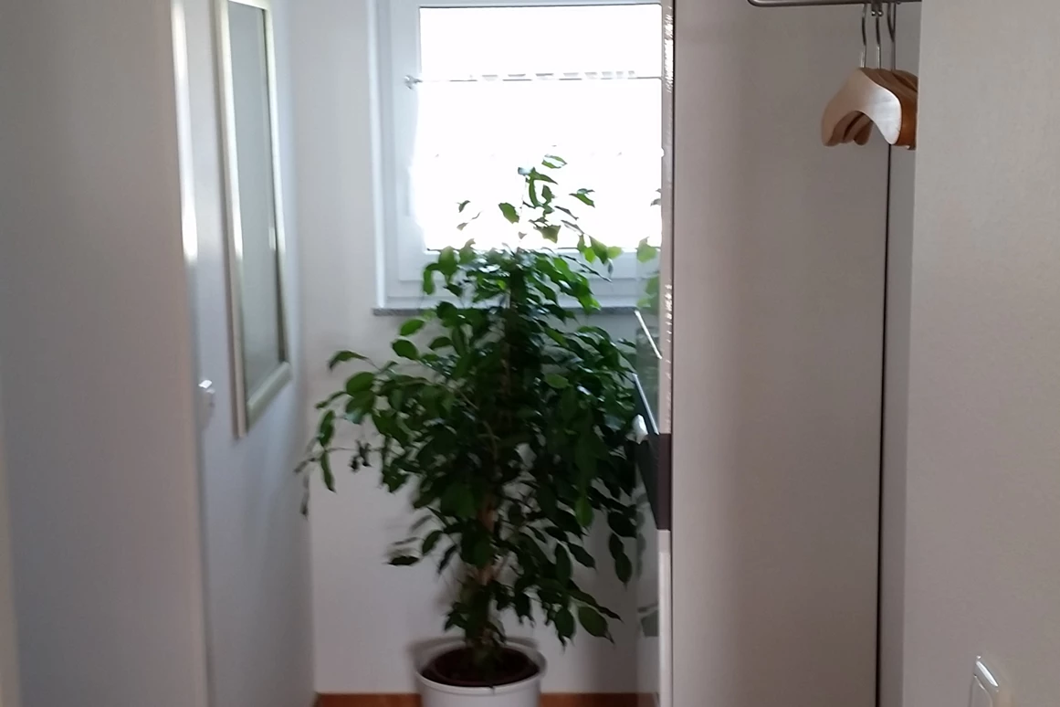Monteurzimmer: Flur mit Garderobe Wohnung DG - Ferienwohnung Hahn in Fulda