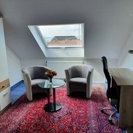 Monteurzimmer: Arbeitsplatz blaues Zimmer Wohnung DG - Ferienwohnung Hahn in Fulda