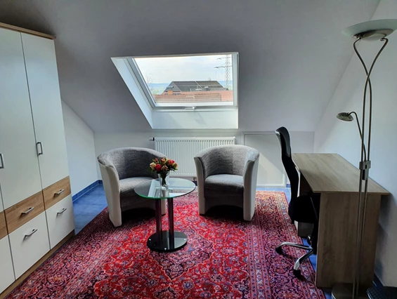 Monteurzimmer: Arbeitsplatz blaues Zimmer Wohnung DG - Ferienwohnung Hahn in Fulda
